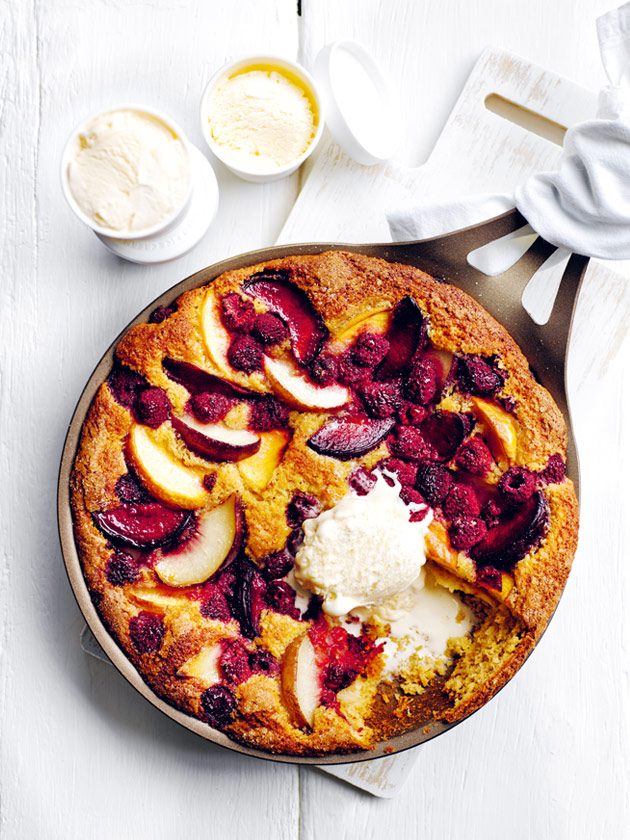 FAMILY FAVOURITE FRUIT-TOPPED SKILLET CAKE
