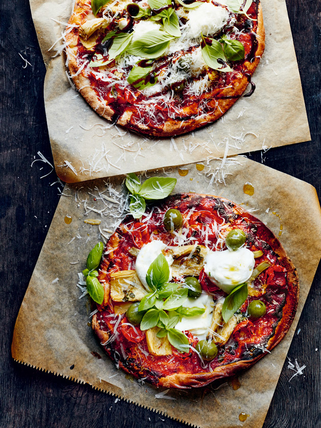 EASY WEEKNIGHTS PIZZA WITH ARTICHOKE, MOZZARELLA AND OLIVES