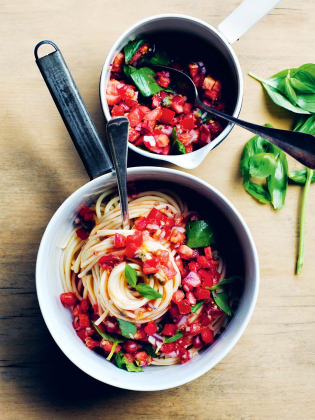 EASY WEEKNIGHTS SUMMER TOMATO PASTA