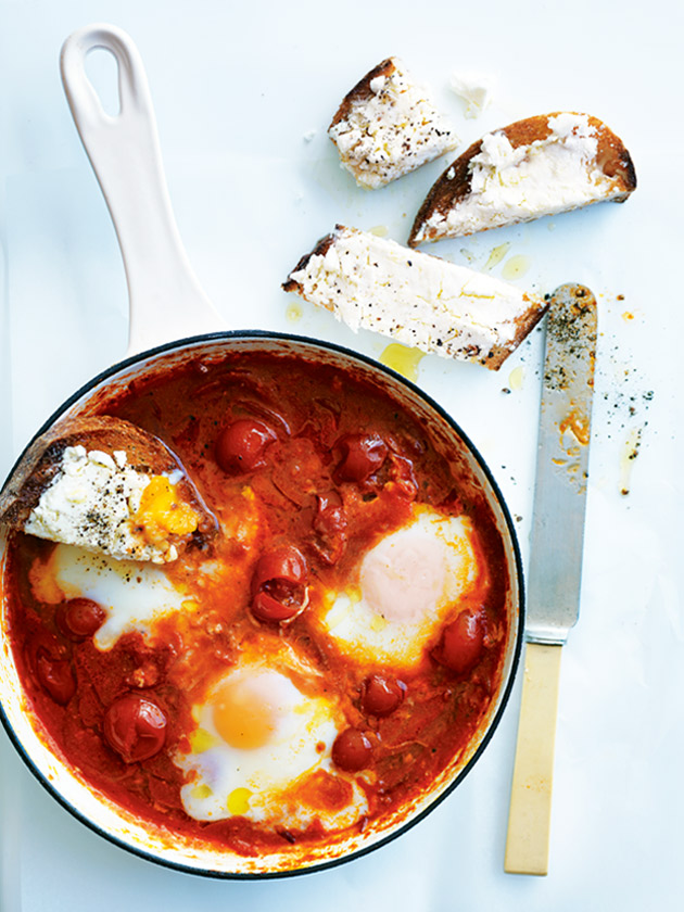 WEEKEND FAVOURITE SMOKY TOMATO PAN EGGS WITH FETA TOAST