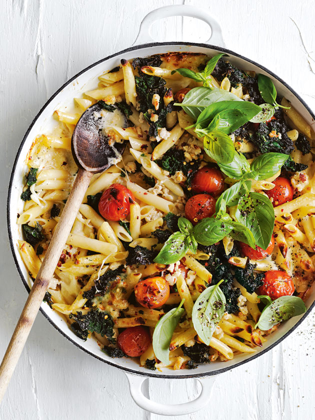 CROWD PLEASER CREAMY CHICKEN AND TOMATO CHILLI PASTA BAKE
