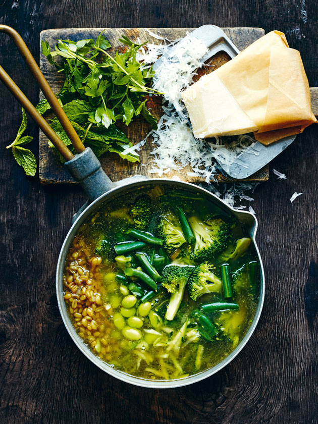 EASY WEEKNIGHTS GREEN MINESTRONE SOUP