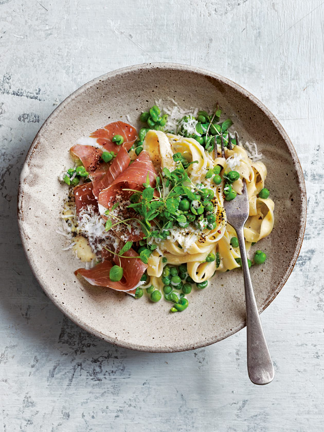 Pasta with peas and torn prosciutto