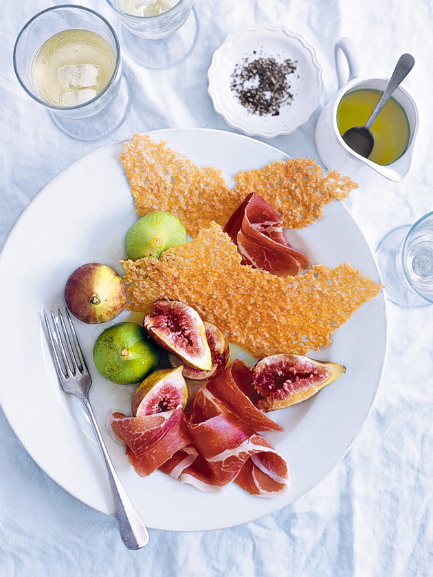 starter - fresh figs with prosciutto and parmesan crisps
