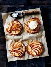 almond crisp with maple pears