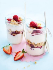 berry and yoghurt crumbles