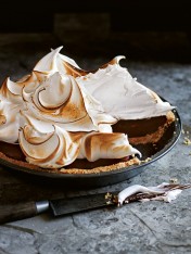 chocolate s’more meringue pie