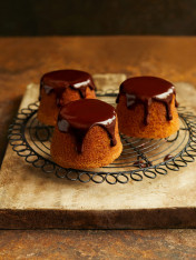fudgy caramel cakes with chocolate glaze