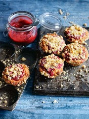 rhubarb crumble muffins