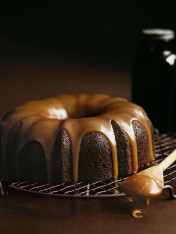 rum and date cake with caramel sauce