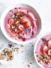 strawberry, banana and almond smoothie bowl