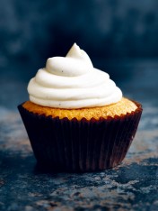 vanilla cupcakes with white chocolate frosting