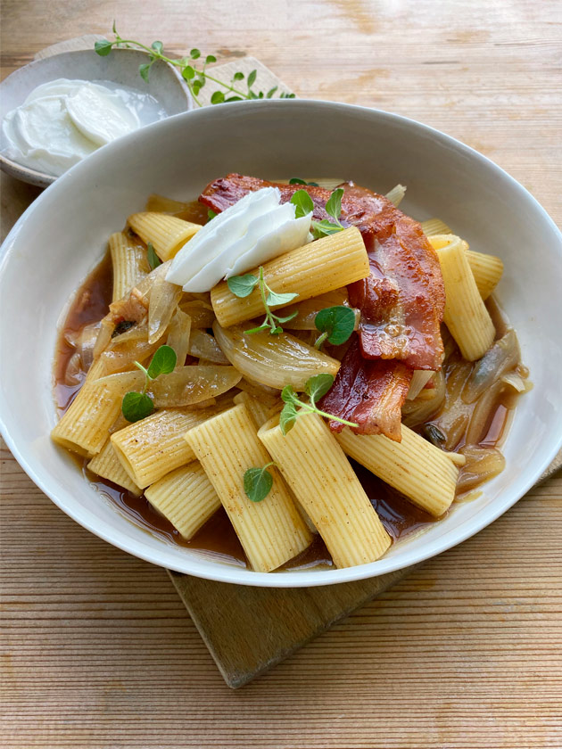 Rigatoni With Caramelised Onion Bacon And Mozzarella | Donna Hay