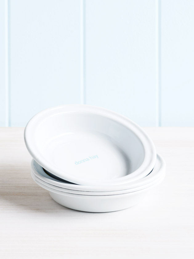 ENAMEL ROUND PIE DISH - SET OF 4 WHITE ENAMEL ROUND PIE DISH - SET OF 4 WHITE