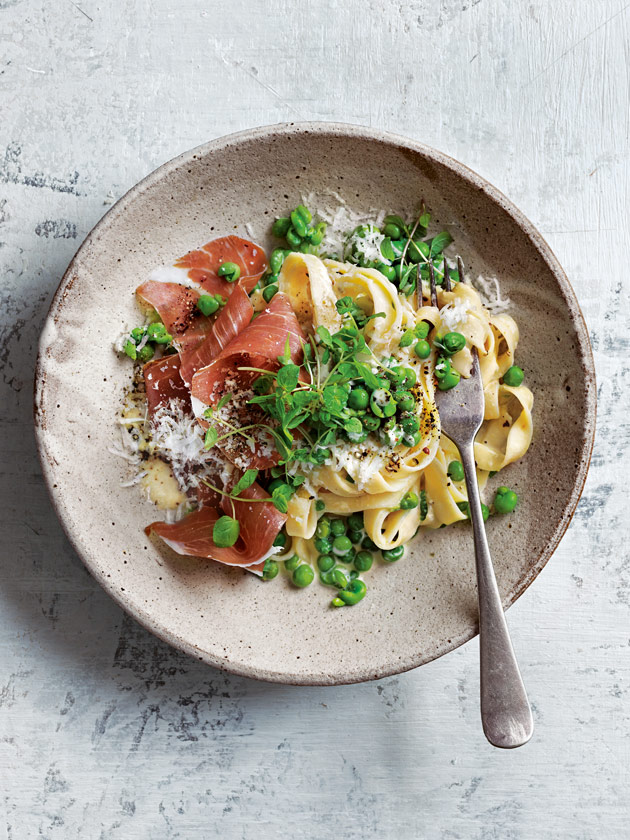 EASY WEEKNGIHTS PASTA WITH PEAS AND TORN PROSCIUTTO
