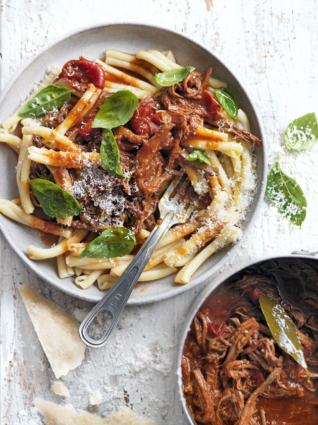 CROWD PLEASER SLOW-COOKED BEEF RAGU PASTA